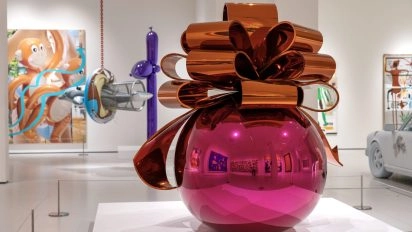 Jeff Koons' glossy sculpture “Smooth Egg with Bow” on display at Moco Museum London